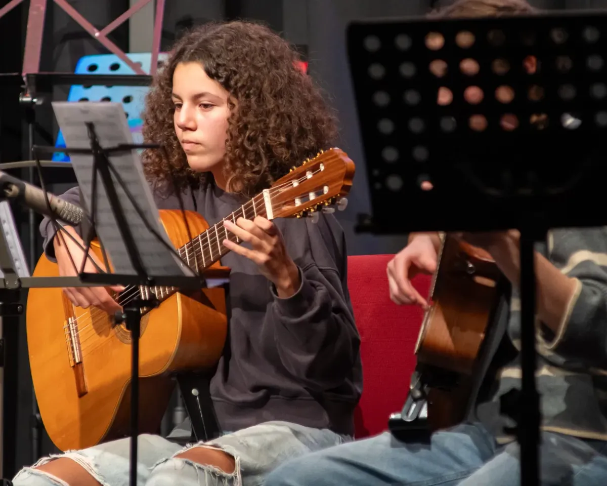 Schüler beim Spielen der Gitarre