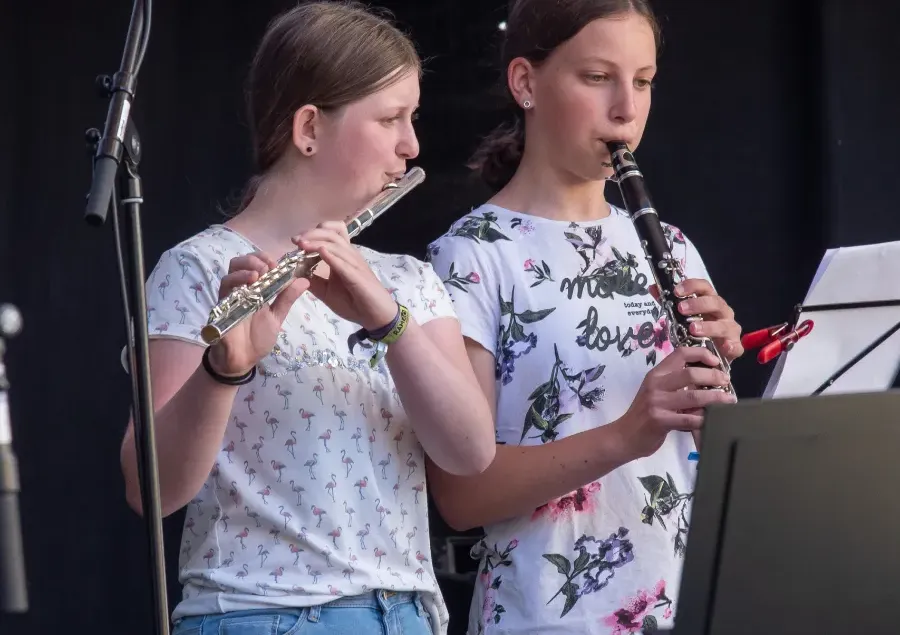 Flötenspielerinnen bei einem Auftritt der Jugendmusikschule Bad Waldsee