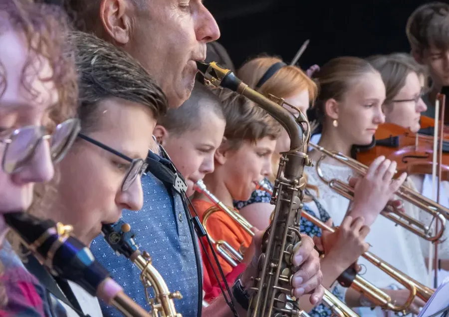 Ein Saxophonspieler auf der Bühne beim Musikschulfest der JMS Bad Waldsee
