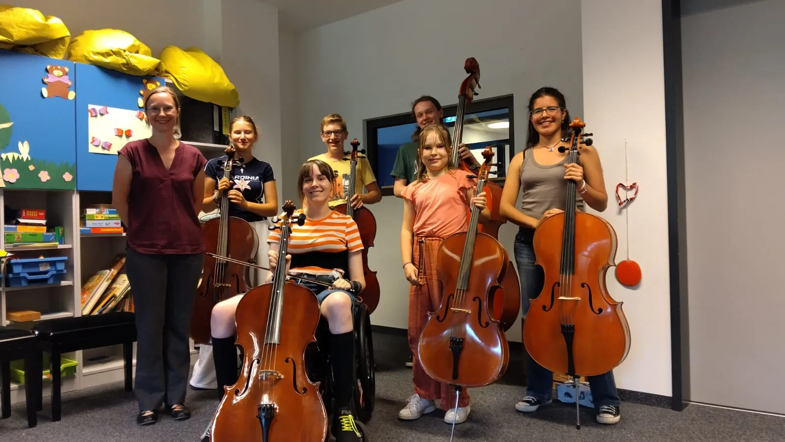 Schülerinnen und Schüler der Cello-Klasse von Judith Assenbaum