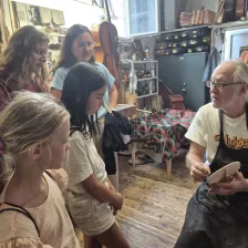 Schülerinnen der Streicher-Klasse in der Werkstatt von Ernst Fuchs in Ravensburg (Foto: Anita Rupp)