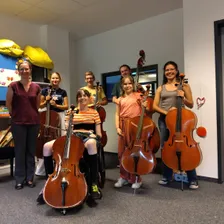 Schülerinnen und Schüler der Cello-Klasse von Judith Assenbaum