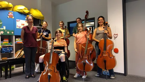 Schülerinnen und Schüler der Cello-Klasse von Judith Assenbaum