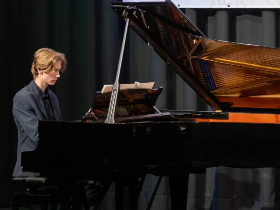 Schüler am Klavier bei einem Konzert der JMS Bad Waldsee