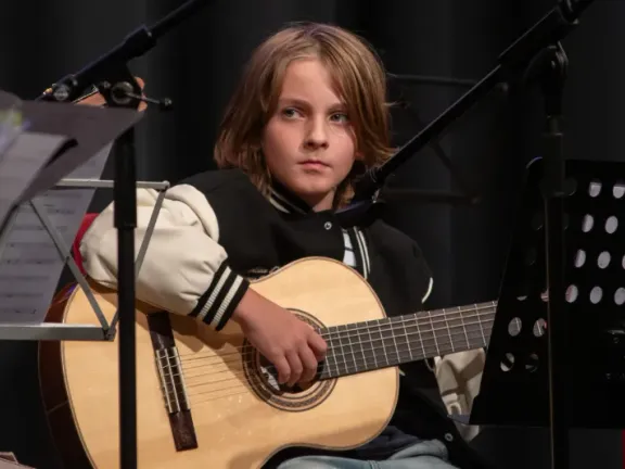 Junger Gitarrenschüler der JMS Bad Waldsee